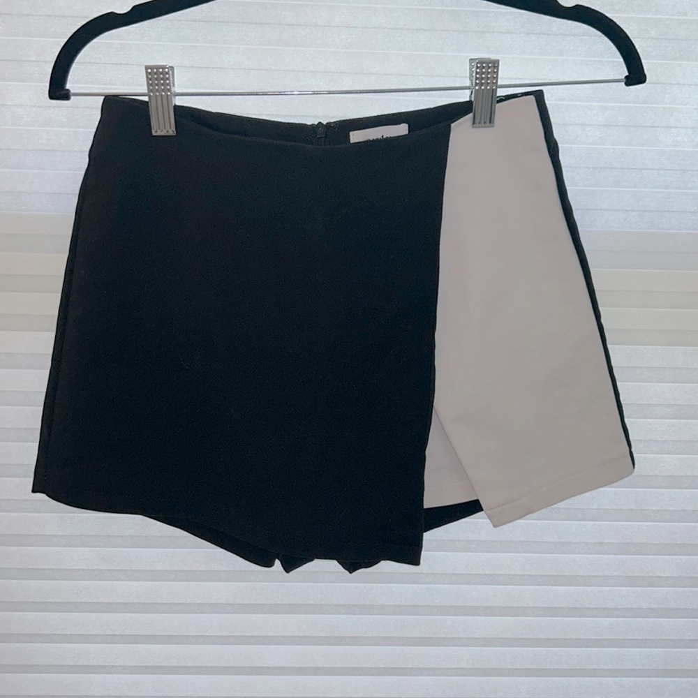 Small, black and white Superdown skort